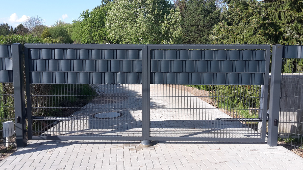2-flg. Toranlage mit Sichtschutzstreifen Stabmatten Zaun