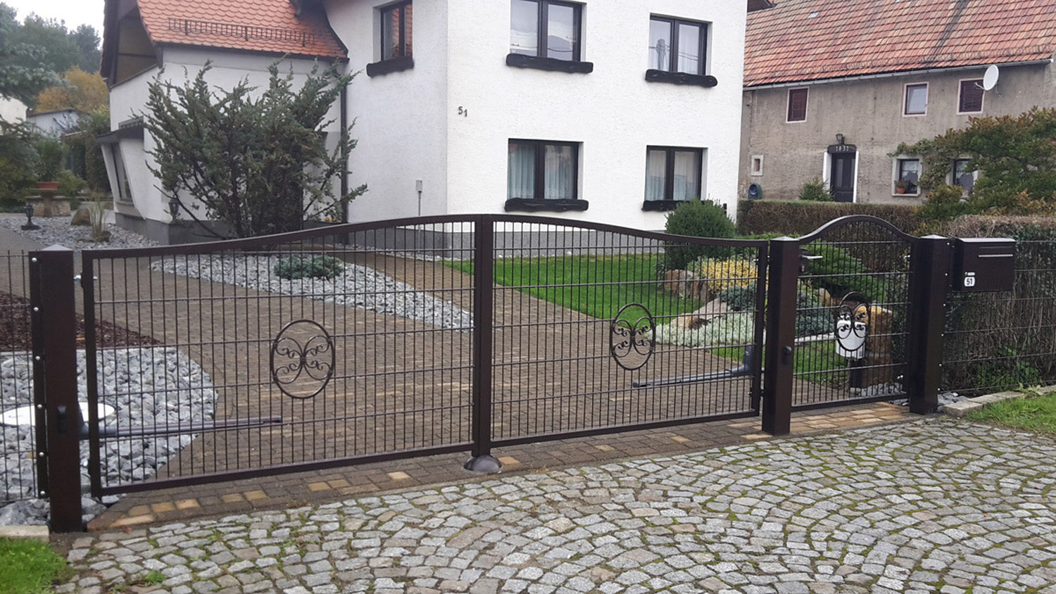 3-flg. Toranlage mit Ornamenten