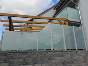 Glasgeländer mit Sichtschutz