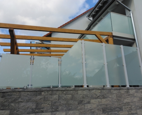 Glasgeländer mit Sichtschutz