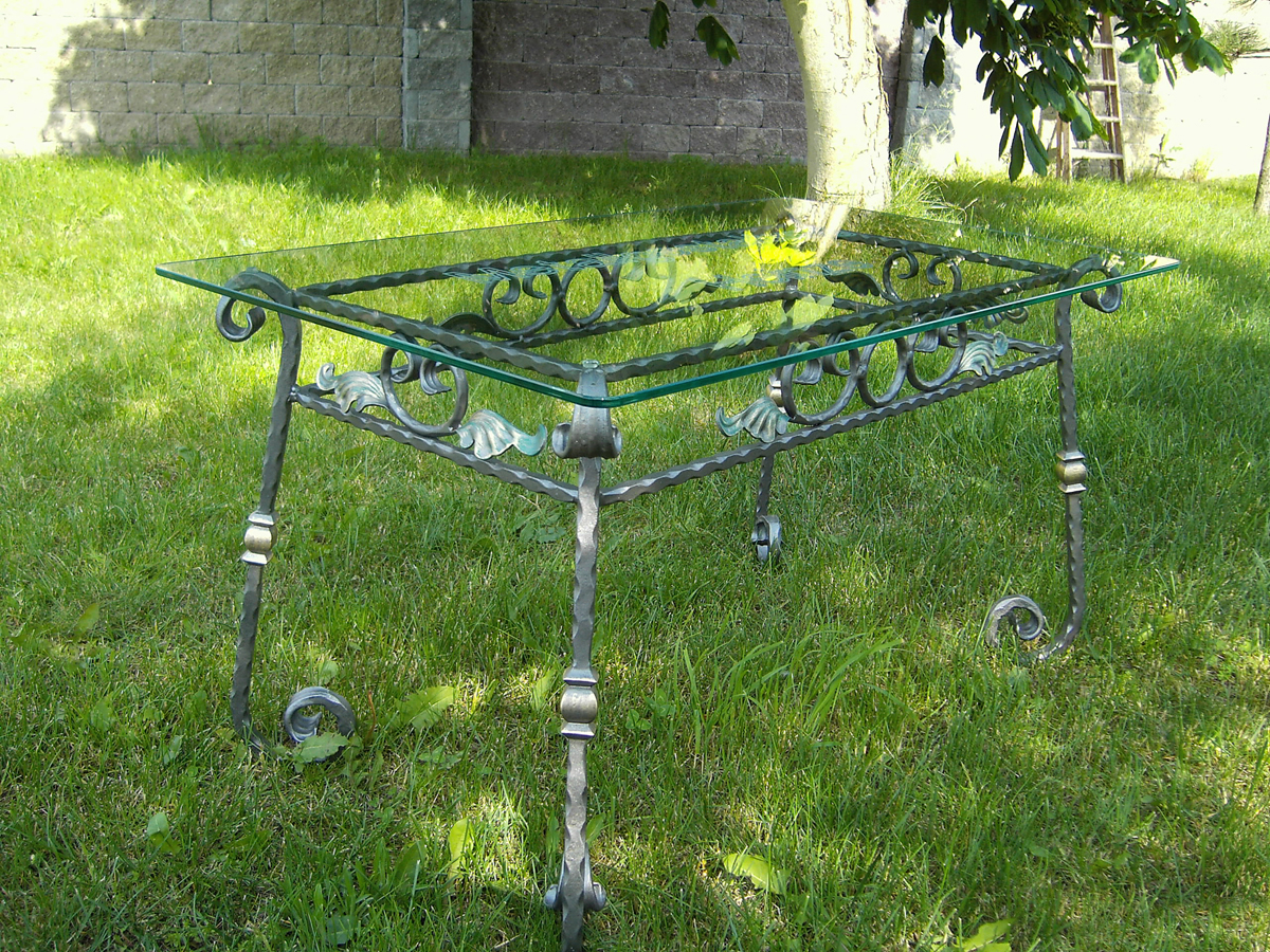 Tisch mit Glasplatte
