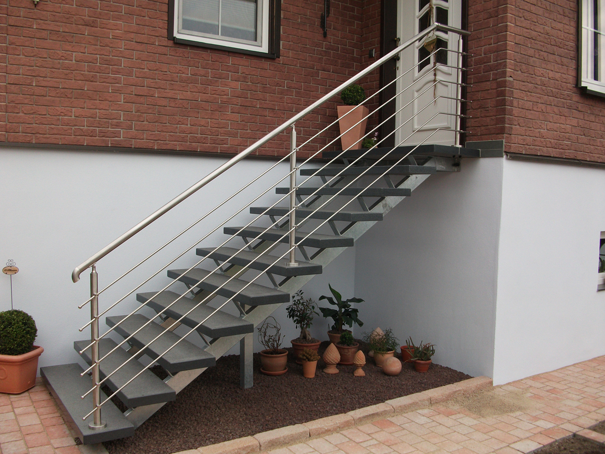 Treppe mit Edelstahlgeländer