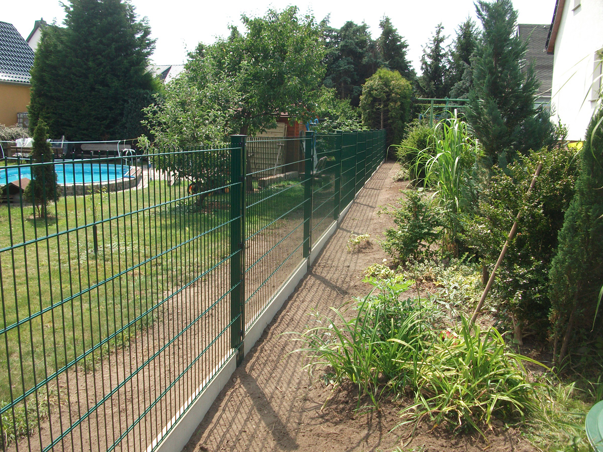 Zaun mit Betonplatten Stabmatten